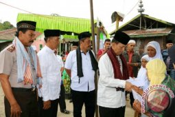 Bupati Tapsel Salurkan Bantuan