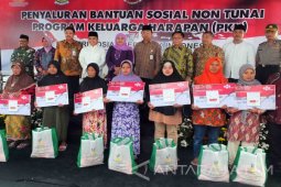 Mensos Berikan Bantuan PKH Nontunai Pertama di Banyuwangi
