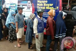 Warga Jambi antre menukar uang pecahan kecil