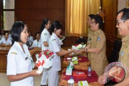 43 Bidan PTT Badung Dapat SK CPNS