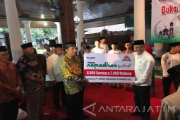Semen Indonesia Bagikan Enam Ribu Sarung