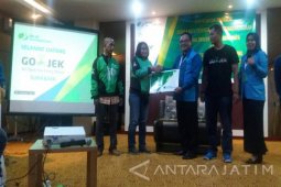 BPJS Ketenagakerjaan Perak Serahkan 2.000 Kartu Kepesertaan