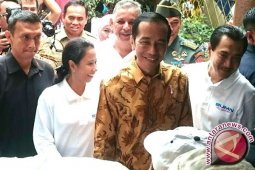 Presiden Jokowi "Blusukan" Saksikan Pembagian Sembako di Rawa Bebek