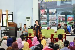 Risma Motivasi Mahasiswa Asuh Penerima Beasiswa Pemkot Surabaya