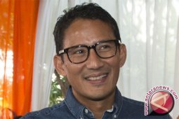 Sandiaga Bermain Bersama Anak Pulau Tidung
