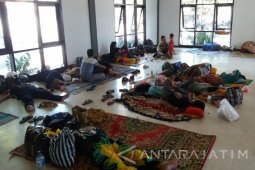 Puluhan Pemudik Terlantar di Pelabuhan Feri Jangkar Situbondo (Video)