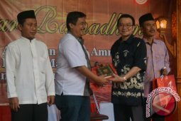 Pindo Deli Karawang Wakafkan Ribuan Al Quran