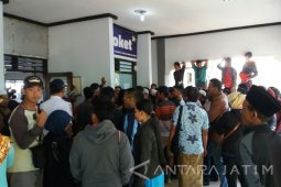 Pemudik Berebut Tiket di Pelabuhan Feri Situbondo (Video)