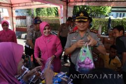 Warga "Serbu" Pasar Murah Polres Jember