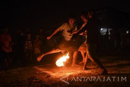 Sepak Bola Api Ramaikan Ramadhan di Kenjeran (Video)