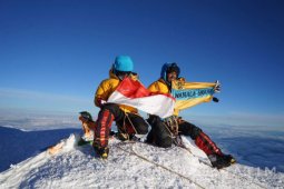 Wanala Unair Capai Puncak Gunung Denali Alaska
