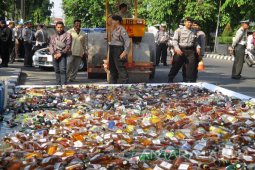 Ribuan Botol Minuman Keras Dimusnahkan