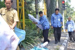 Bupati Gresik Copot Paksa Papan Reklame Liar
