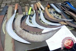Polisi Amankan Dua Pemuda Bawa Senjata Tajam