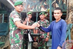 Warga Perbatasan Serahkan Senjata Api kepada Prajurit