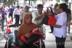 Pemkot Blitar Bagikan Sembako ke Penarik Becak