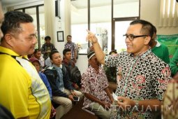 Warga Banyuwangi Urus Suket Pengganti KTP-Elektronik di Kecamatan