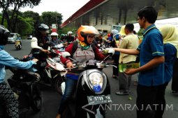 BPJS Ketenagakerjaan Rungkut Bagikan Takjil Kepada Pengendara