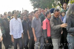 Presiden Saksikan Pembagian Paket Sembako di Ciawi (Video)