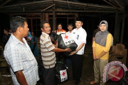 MEMBERIKAN BANTUAN KEPADA KORBAN KEBAKARAN