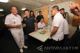 Polisi Tes Urin ABK di Tanjung Perak