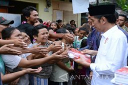 Jokowi "Blusukan" Ke Pemukiman padat Jakarta (Foto)