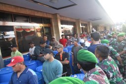 Ribuan Warga Antre Sedekah Gudang Garam