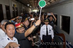 Gubernur Jatim Berangkatkan Pemudik Kereta Api (Video)