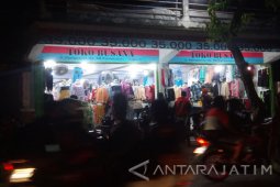Warga Pamekasan "Serbu" Pusat Perbelanjaan di Malam Lebaran