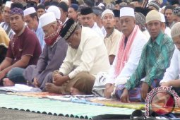 Bupati Anggiluli Hadiri Shalat ID di Bandara Teminabuan