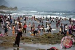 Ratusan Ribu Wisatawan Padati Objek Wisata Laut