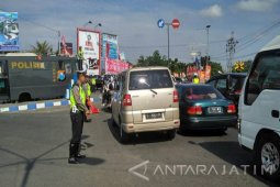Kendaraan dari Arah Madiun ke Surabaya Padati Simpang Mengkreng