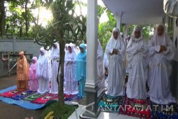 Penganut Islam Aboge Probolinggo Laksanakan Shalat Idul Fitri