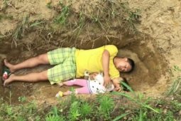 Ayah di China ajak anaknya yang sakit keras tidur di kuburan
