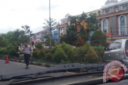 Mobil Terbalik di Depan Honda Daya Motor Pontianak