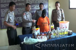 Polisi Tahan Ibu Rumah Tangga Peracik Minuman Keras