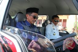 Bupati Gorontalo Serahkan Mobil Operasional Bumdes