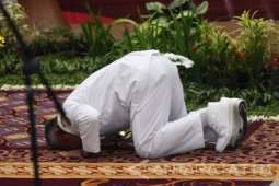 Bupati Sampang Sujud Syukur Usai Dilantik Gubernur