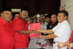 Suhandoyo Kembalikan Formulir Bacawagub Jatim Melalui PDIP