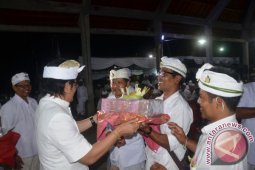 Bupati Badung Berikan Hibah Desa Adat Cemenggon