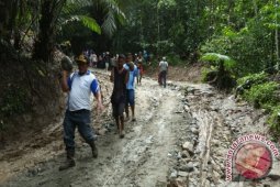 Warga Tulabolo Antusias TNI Rintis Jalan
