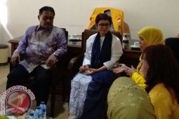 Nurul Arifin Serahkan Berkas Pencalonan Pilwalkot