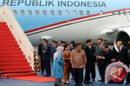 JK Sambut Kedatangan Presiden di Lanud Halim