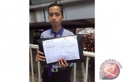 Cerita Asrofi, pencari kerja di jembatan penyeberangan