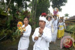 STAHN Mpu Kuturan Ngayah di Pura Lumajang Jatim