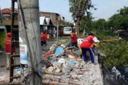 Satpol PP Surabaya Tertibkan Bangunan Liar Kali Tebu