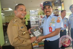 Bupati Tapteng Dihadiahi Buku Bukan Untuk Dibaca