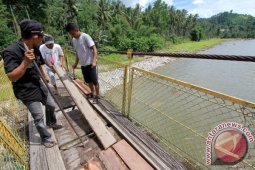 Warga Swadaya Perbaiki Jembatan Gantung Tulabolo
