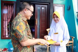 Bupati Anas Antar KTP ke Rumah Warga