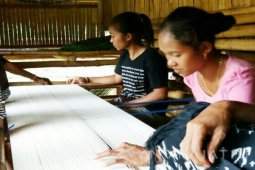 Tenun Ikat Membuat Sumba Memikat